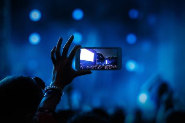 Akıllı telefon kayıtları ile canlı müzik festivali ve konser sahnesinin fotoğrafını çekmek..