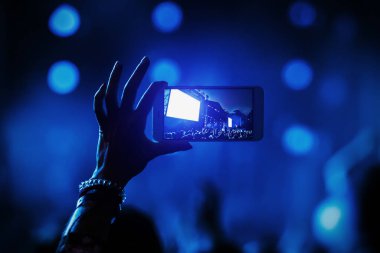 Plaj partisinin akıllı telefonundan konserin video kaydı. Gençlik partisinin mavi kavramsal geçmişi.