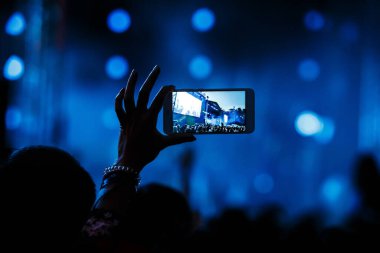 Plaj partisinin akıllı telefonundan konserin video kaydı. Gençlik partisinin mavi kavramsal geçmişi.
