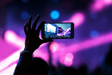 Plaj partisinin akıllı telefonundan konserin video kaydı. Gençlik partisinin mavi kavramsal geçmişi.