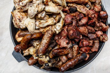 Tütsülenmiş Et Birası Seti. Üst Manzara. Domuz kebabı, Alman sosisi, tavuk kanadı.