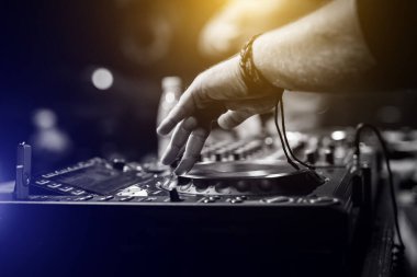DJ eller kumandaya. Gece kulübü partisi.