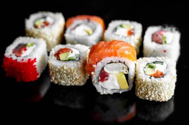 Somon, yılan balığı, ton balığı, avokado, kraliyet karidesi, Philadelphia krem peyniri, havyar tobika, chuka. Suşi menüsü Japon yemeği.