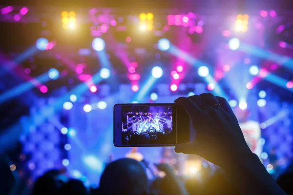 Hand Met Een Smartphone Neemt Live Muziekfestival Maakt Foto Van — Stockfoto