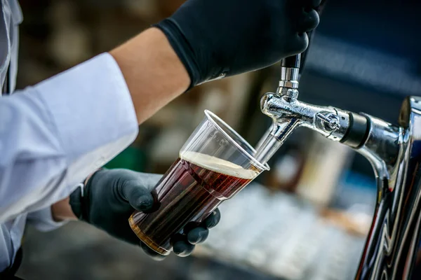 Derramando Cerveja Escura Para Vidro Plástico Torneira Cerveja — Fotografia de Stock