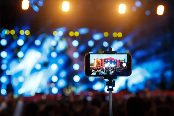 Smartphone Selfie Monopod Ραβδί Συναυλία Εμφάνιση Φόντου — Φωτογραφία Αρχείου