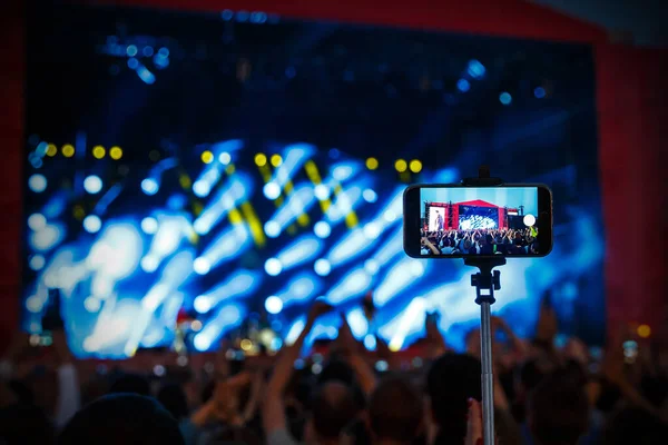 Tiro Concerto Rock Smartphone Selfie Stick Monopode — Foto Stock