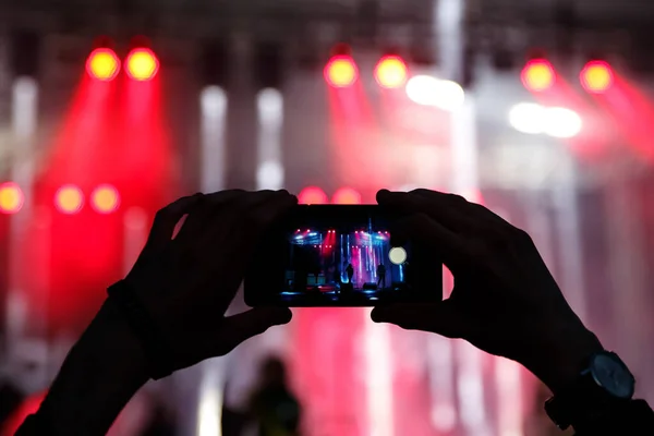 Silhouette Uomo Che Usa Smartphone Scattare Video Una Foto Concerto — Foto Stock