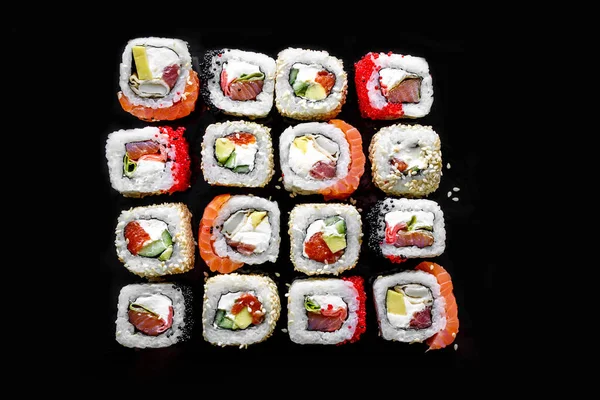 日本寿司卷在黑色背景 顶部视图 — 图库照片