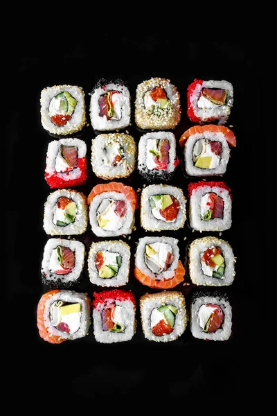 Japanse Sushi Broodjes Zwarte Achtergrond Bovenaanzicht — Stockfoto