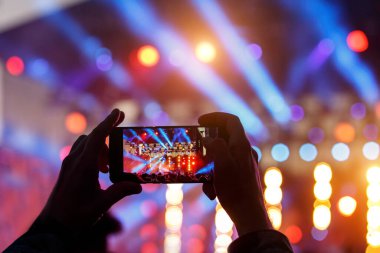 Konserin video ve fotoğraf kaydı akıllı telefondan. Renkli müzik.