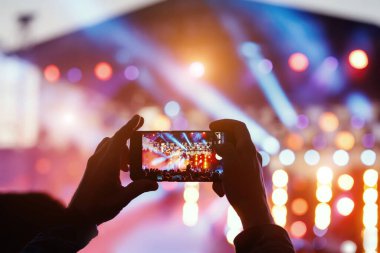 Konserin video ve fotoğraf kaydı akıllı telefondan. Renkli müzik.