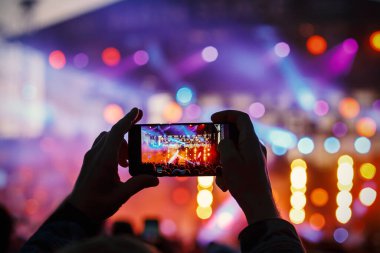 Konserin video ve fotoğraf kaydı akıllı telefondan. Renkli müzik.