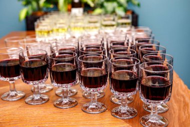 Şölen masasında şarap bardakları