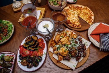 Bir set Gürcü yemeği. Tavuk ve domuz şişleri..