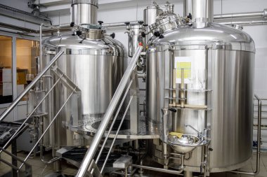 Bira ekipmanları. Modern bira fabrikası çelik tankları ve borular, bira fabrikasında zanaat.