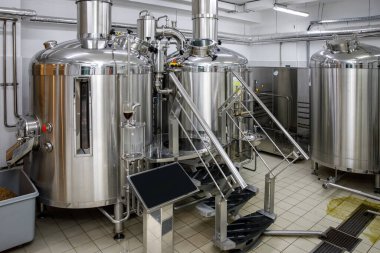 Bira ekipmanları. Modern bira fabrikası çelik tankları ve borular, bira fabrikasında zanaat.