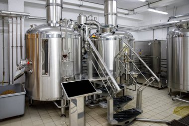 Bira demlemek için ekipman. Küçük bira fabrikası, bira üretimi.
