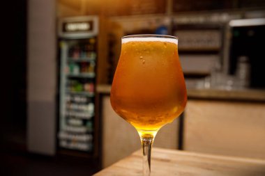 Biralı lale camı, arka planda barın içi..