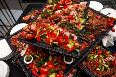 Gurme aperatifler, etkinlikte yemek servisi, masada farklı sebze atıştırmalıkları..