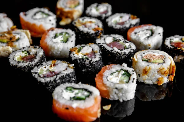 Japońskie Sushi Rolki Czarnym Tle Widok Boku — Zdjęcie stockowe