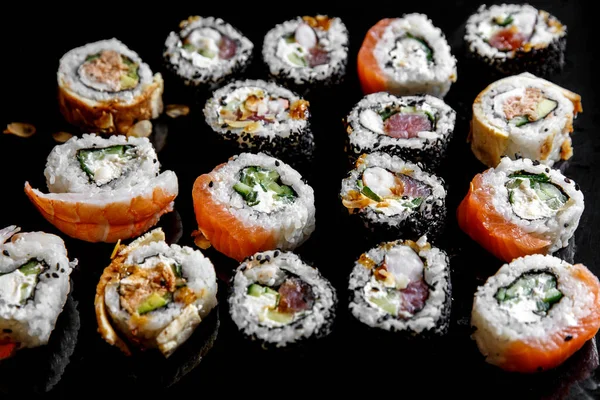 Japońskie Tradycyjne Bułki Sushi Różnymi Nadzieniami Widok Góry Czarne Tło — Zdjęcie stockowe