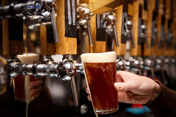 Barman Derramando Torneira Cerveja Fresca Copo Pub Bar — Fotografia de Stock
