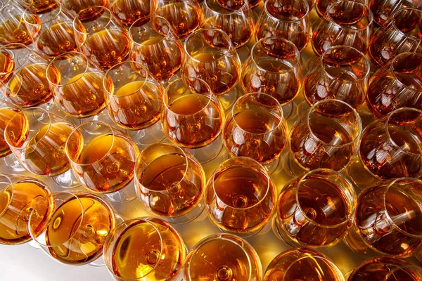 Snygga Glas Med Konjak Eller Whisky Bordet Vid Evenemangscatering — Stockfoto
