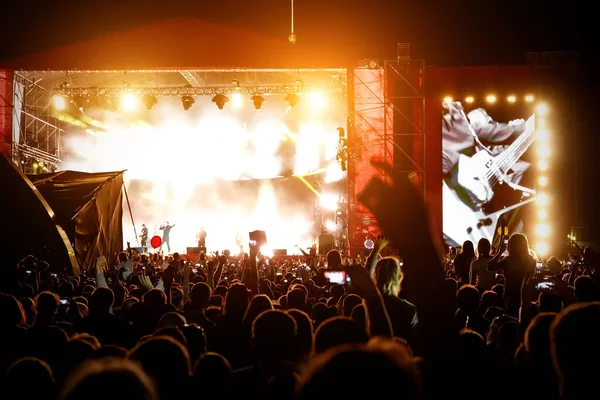 Publiczność Podniesionymi Rękami Festiwalu Muzycznym Światłami Spływającymi Góry Sceny Tłum — Zdjęcie stockowe