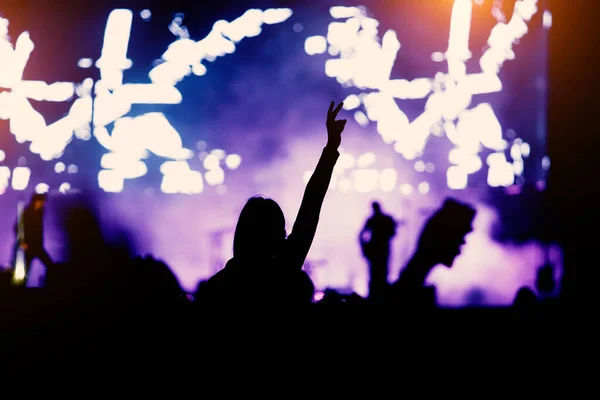 Müzik Festivalinde Kalabalığın Içinde Dans Eden Kız Kaldırın Ellerinizi — Stok fotoğraf