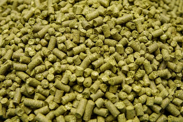 Granül hop umutlarının yakın görüntüsü. Endüstriyel bira üretimi için. Arkaplan dokusu.