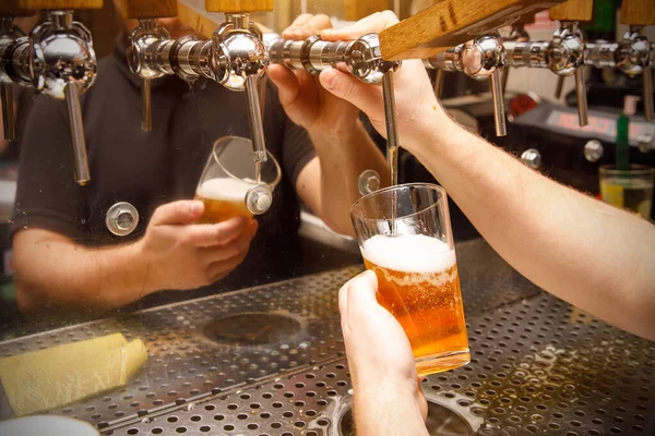 Close Bartender Derramando Cerveja Leve Rascunho Vidro — Fotografia de Stock