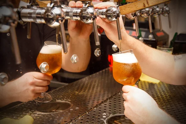 Bartender Mão Barman Torneira Cerveja Derramando Cerveja Artesanal Calado Vidro — Fotografia de Stock