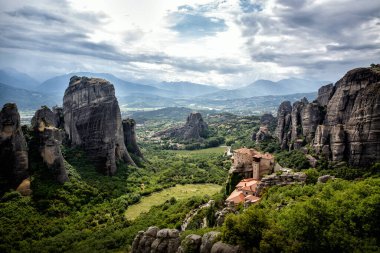 Yunanistan. Meteora. Rousanou 'daki Holly Manastırı ve St. Nikolaos Anapafsas Manastırı. UNESCO listesi