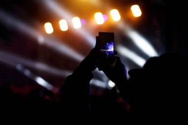Akıllı telefon kayıtları ile canlı müzik festivali, konser, konser