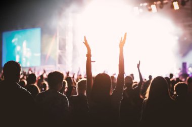 Mutlu insanların elleri Rock Festivali 'nin yaz aylarında sahnede eğleniyor