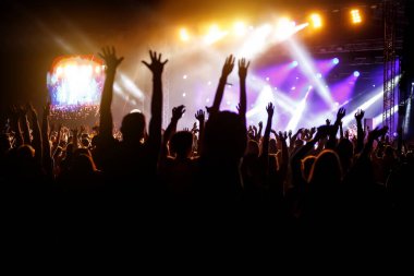 Mutlu insanların elleri Rock Festivali 'nin yaz aylarında sahnede eğleniyor