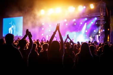 Mutlu insanların elleri Rock Festivali 'nin yaz aylarında sahnede eğleniyor