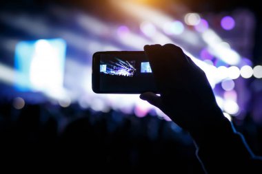 Akıllı telefon kayıtları ile canlı müzik festivali, konser, konser