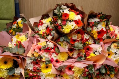 Yakın çekim dokusu, çiçek arkaplanı. Çiçekler buket gerbera, karanfil, güller
