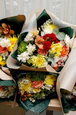 Okaliptüslü buket, Chrisza, Alstra, Herber, Rose. Yakın plan.