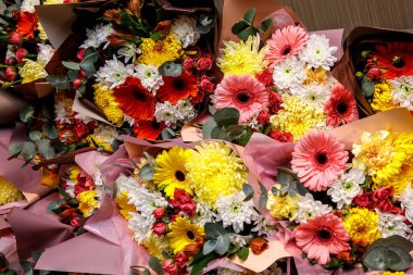 Yakın çekim dokusu, çiçek arkaplanı. Çiçekler buket gerbera, karanfil, güller