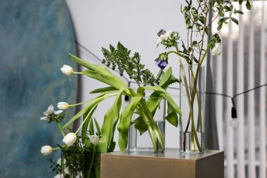 Ofiste beyaz laleli yeşil buket, yan manzara.