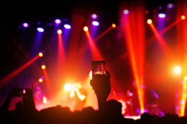 Cep telefonuyla çekim. Sahnedeki konser