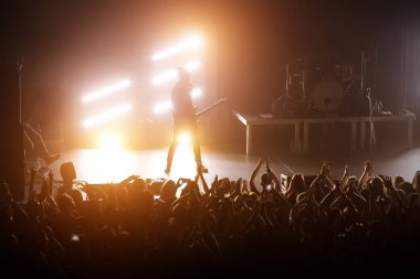 Sanatçı sahnede. Tüm salon müzik programını izliyor..