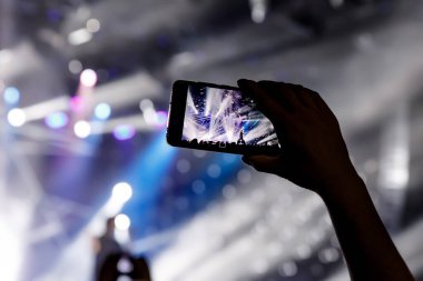 Sahneye çık. Cep telefonuyla çekim