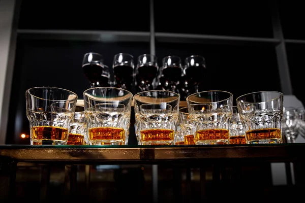 Óculos Com Conhaque Uísque Mesa Recepção Casamento Bar Álcool Bebidas — Fotografia de Stock
