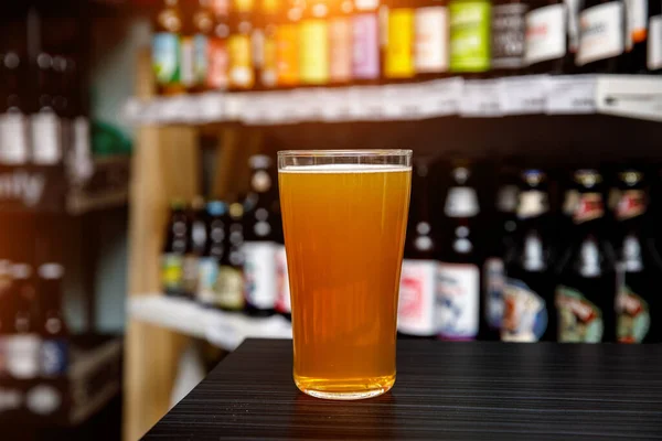 Copo Cerveja Artesanal Bar Sortimento Garrafas Fundo Desfocado — Fotografia de Stock