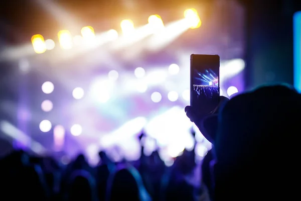 Mão com um smartphone grava festival de música ao vivo, concerto ao vivo, concerto ao vivo — Fotografia de Stock