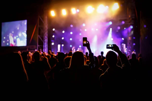 Mano con uno smartphone registra musica dal vivo festival, Scattare foto del palco del concerto, concerto dal vivo, festival musicale — Foto Stock